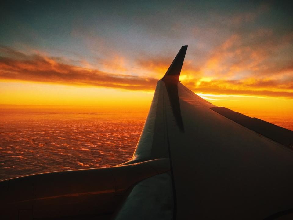 Une aile d'avion au coucher du soleil