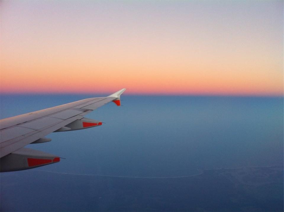 L'aile d'un avion au lever du jour