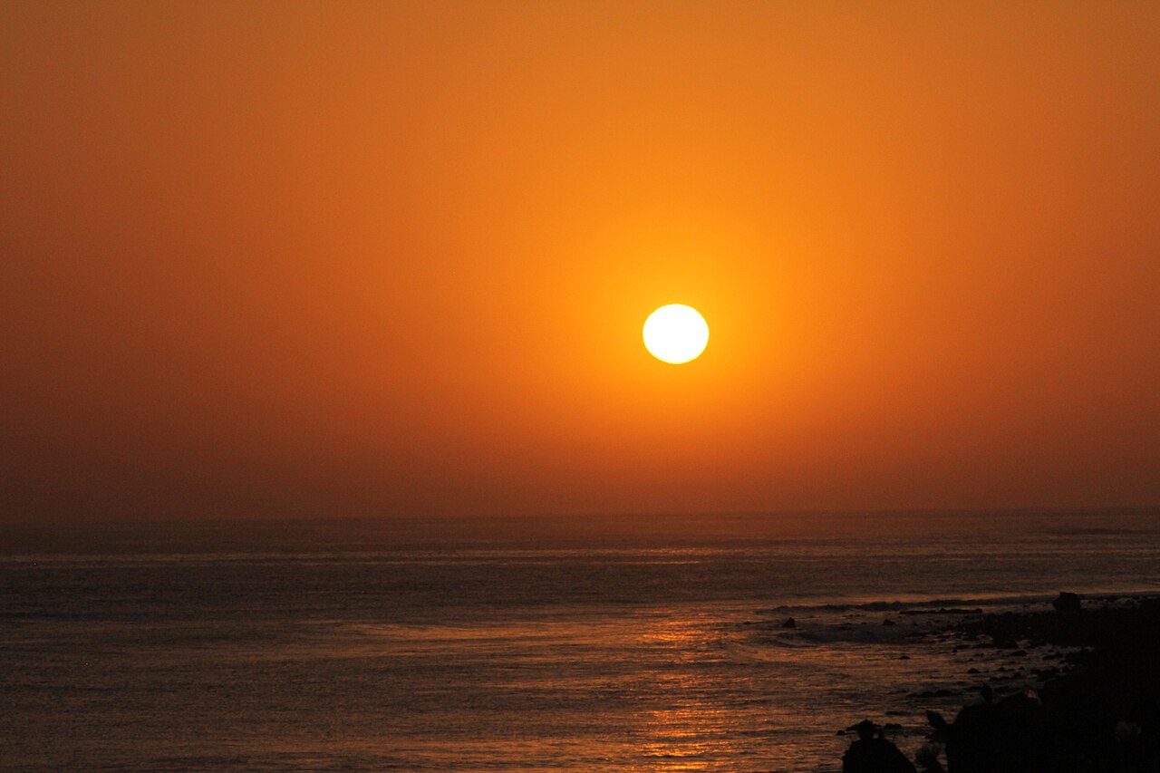 Le soleil se couche sur l'océan à Dakar