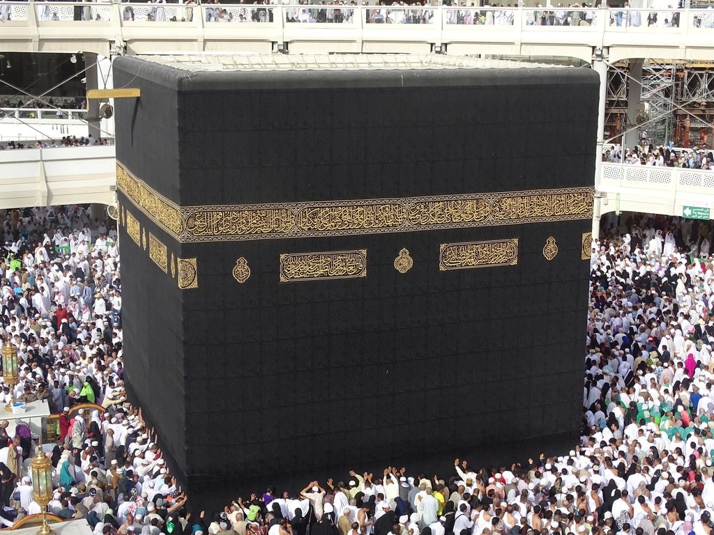 La Kaaba entourée de pèlerins