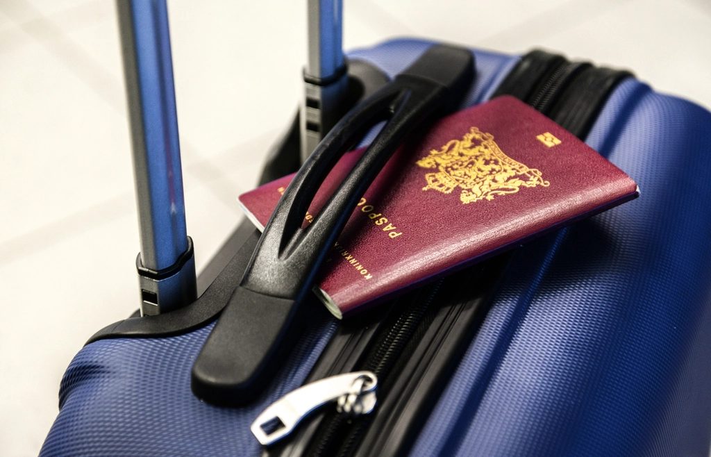 Un passeport posé sur une valise